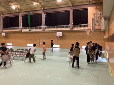 黙々と準備をする高学年